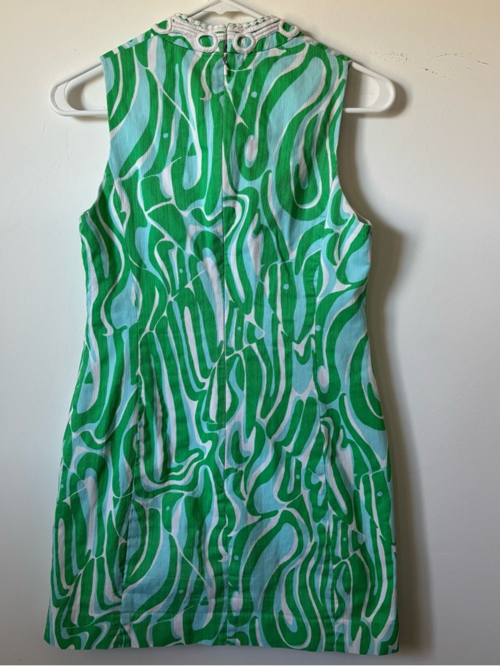 Sleeveless Green Wave-Print Shift Dress with Decorative Trim - Picture 8 of 14